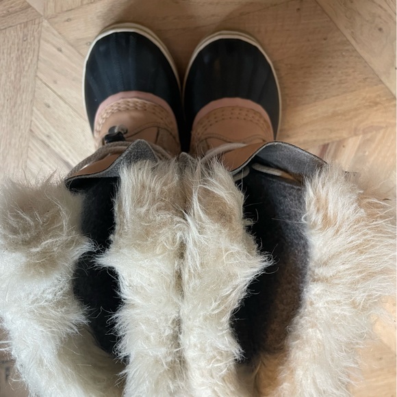 Kid’s Sorel boots - GUC - Picture 2 of 5